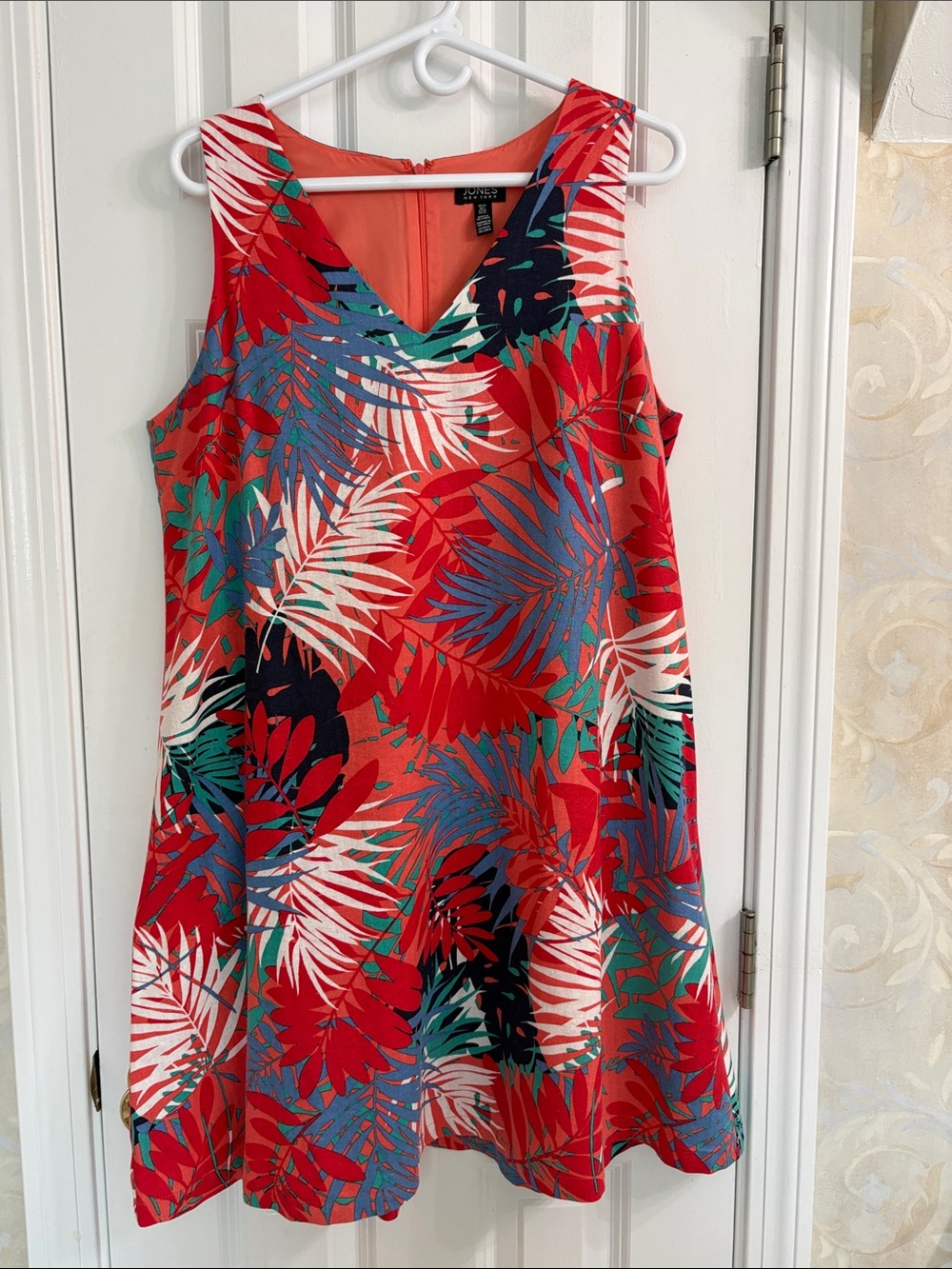 Jones New York Sleeveless V-Neck Tropical Print Lined Dress in Red & Orange